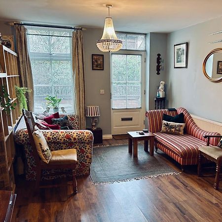 Quirky Town Centre Apartment With River Terrace Macclesfield Exterior photo